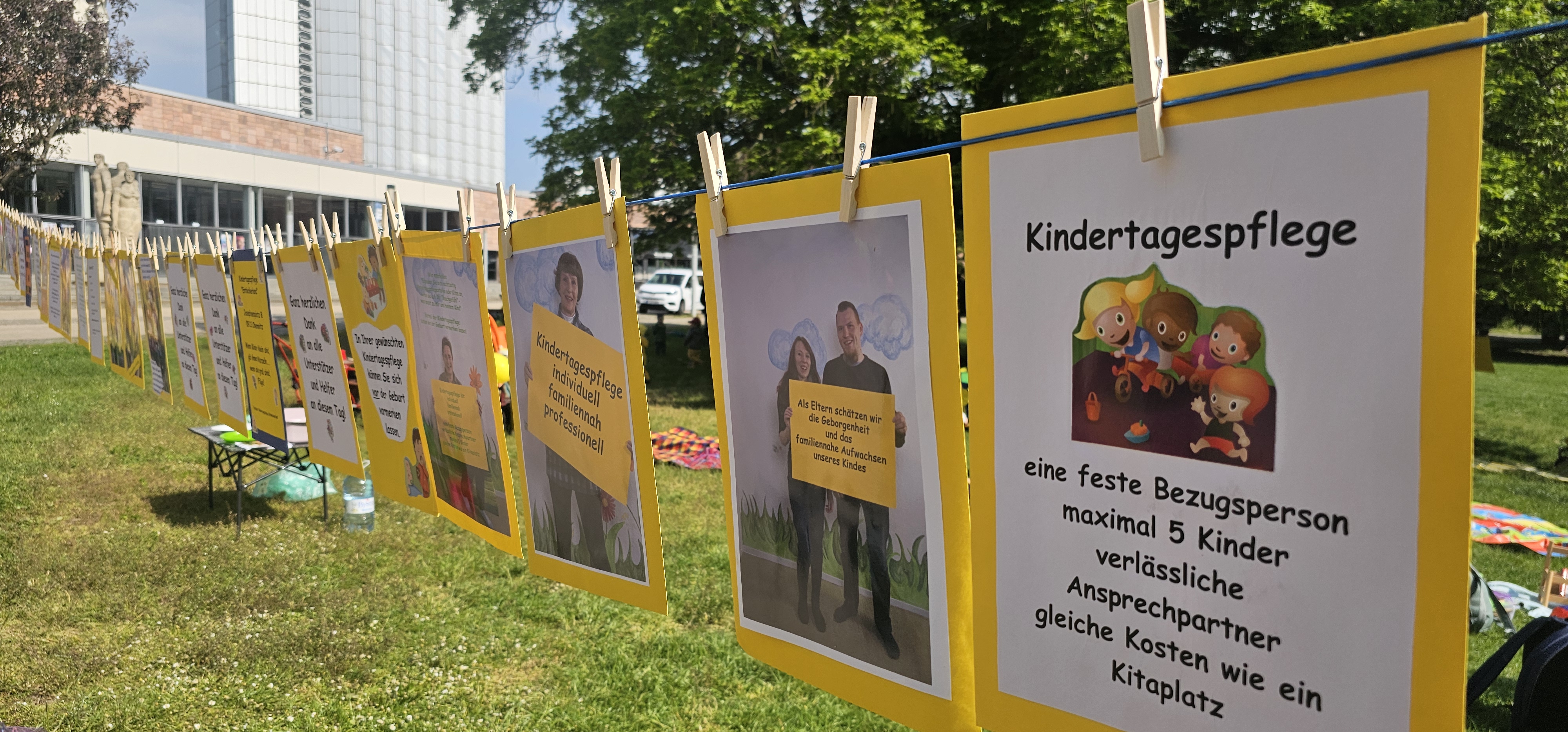 Bunte Info-Blätter sind an einer Wäscheleine aufgehangen.