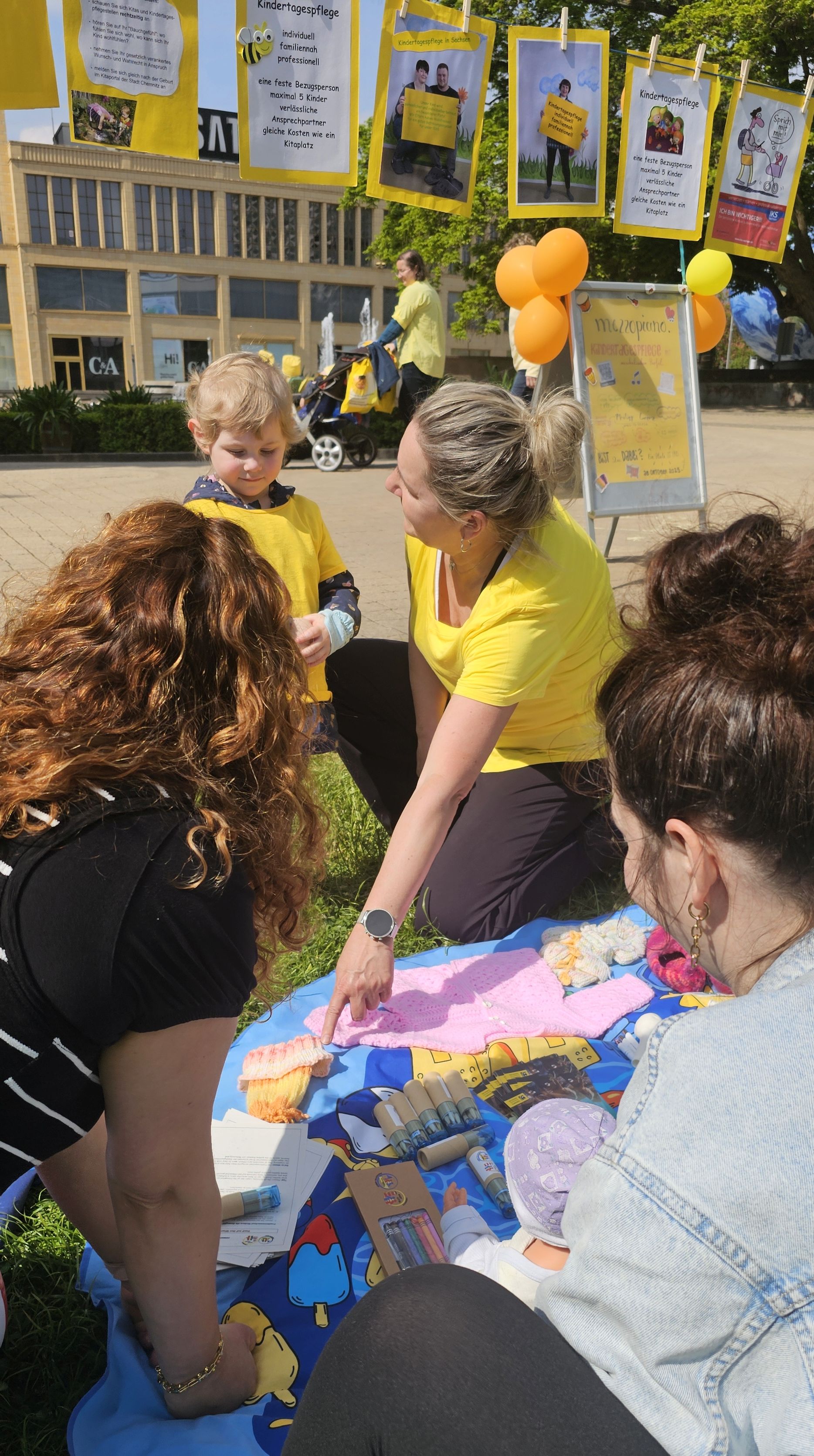Finja und Tagesmutter Susan Weber bestaunen die Spielzeuge von den Babylotsinnen Andrea Ganzlin und Stefanie Reuther