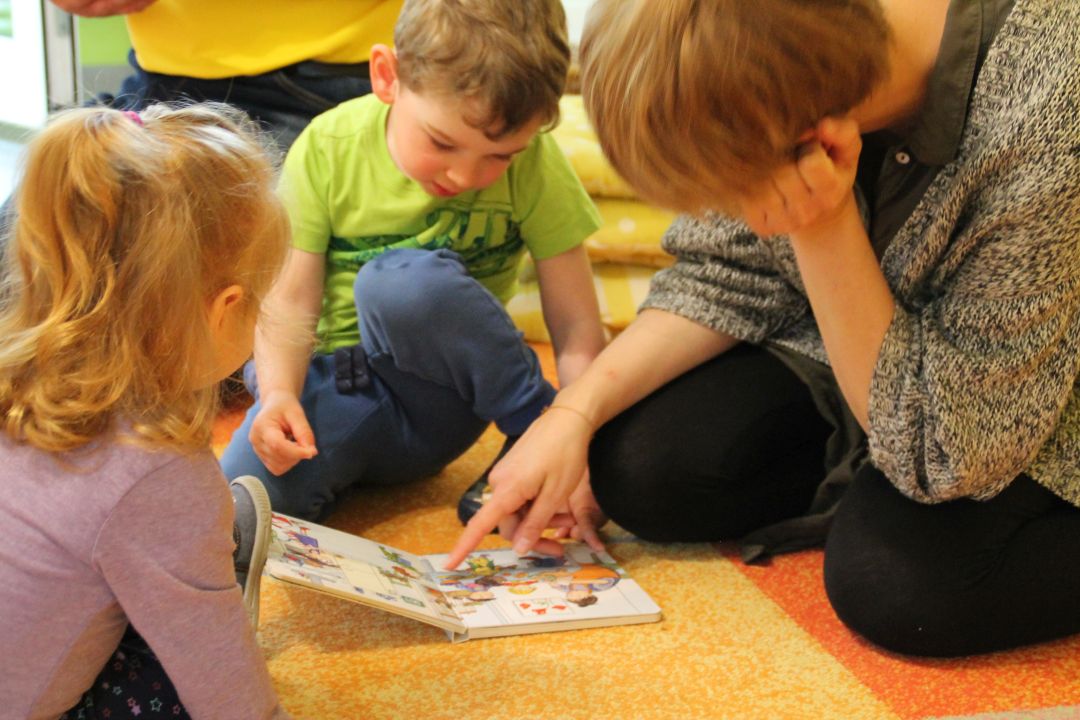 Franziska Friedrich spielt mit den Kindern