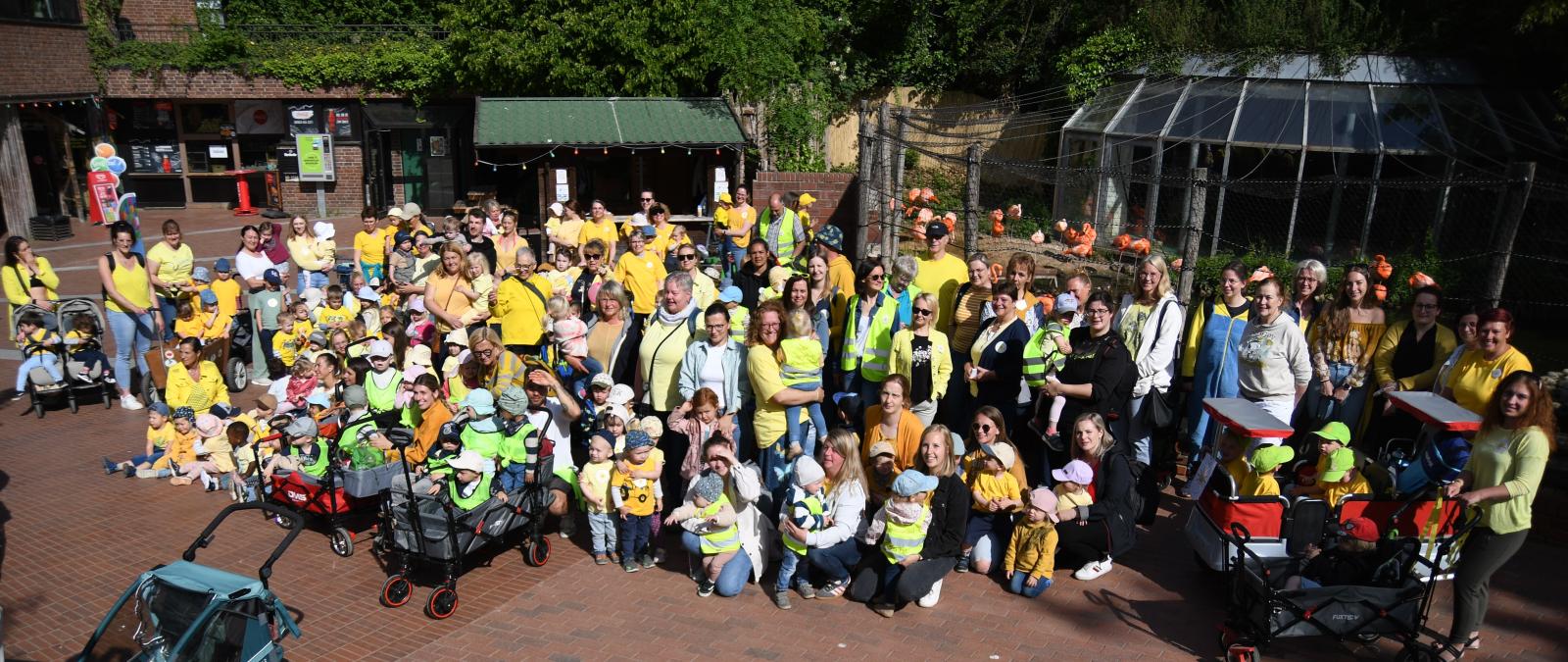 Aktionswoche in Osnabrück mit vielen Kindern und gelben Shirts.
