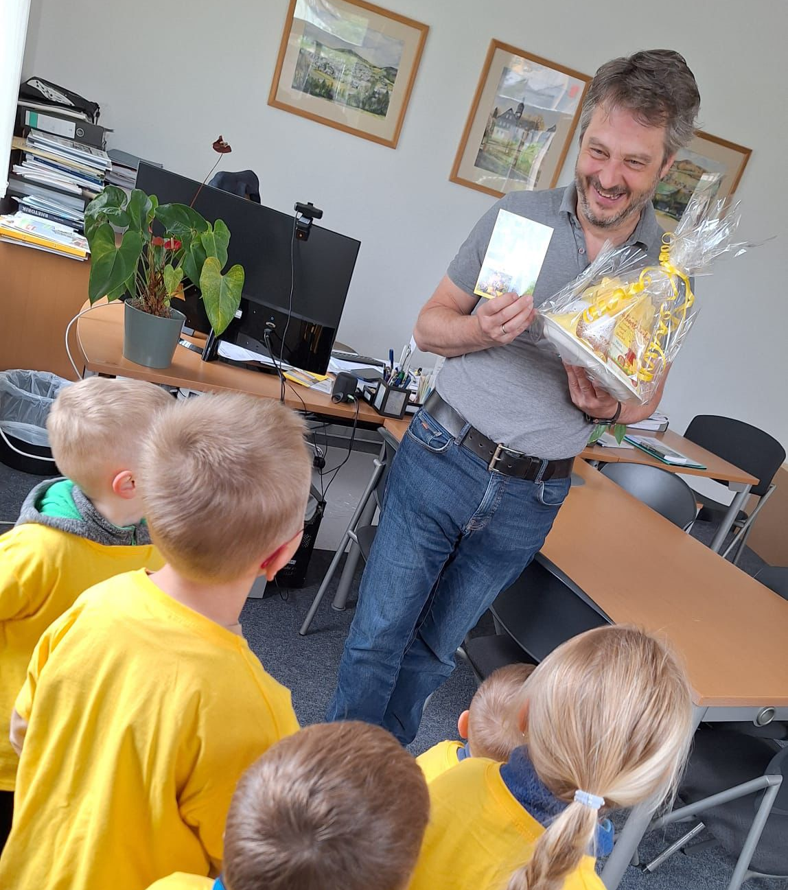 Bürgermeister Thomas Kunzmann freut sich über das Kuchenpräsent.